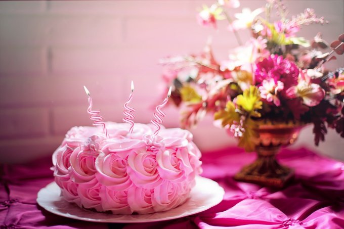 Tort urodzinowy dla dziewczynki z różowymi kwiatami